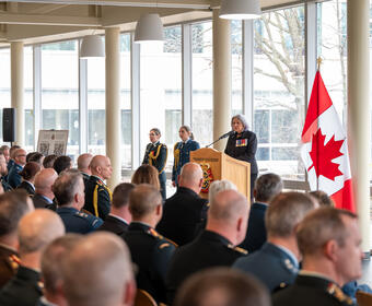 La gouverneure générale Mary Simon prononce son discours devant une salle remplie de membres des Forces armées canadiennes accompagnés de leurs familles