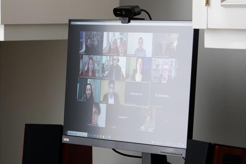 View of a computer screen. Individuals are participating in a virtual event.