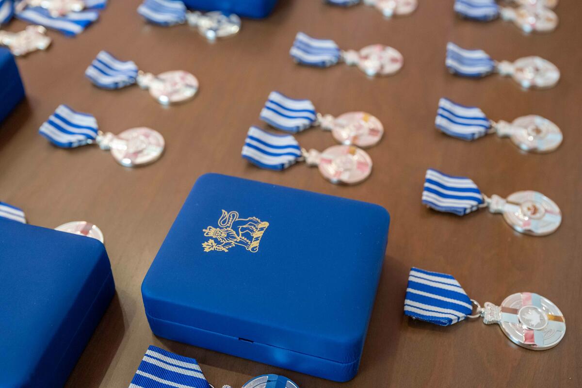 Photo de décorations pour service méritoire sur une table avec une boîte bleue