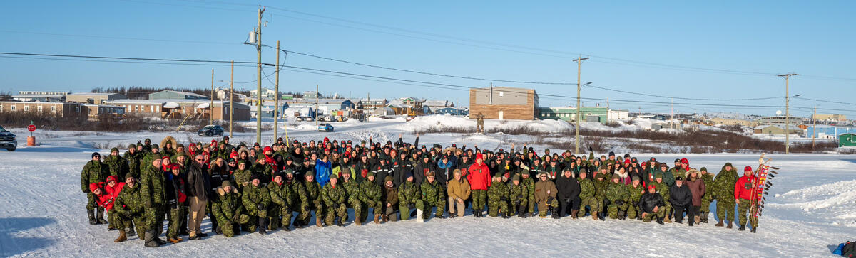 Grande photo de groupe des Rangers canadiens, des Forces armées canadiennes et des Rangers juniors canadiens